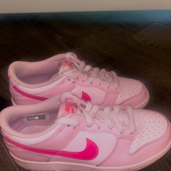 Nike Pink Low-Top Sneakers with Bold Swoosh - Picture 2 of 2